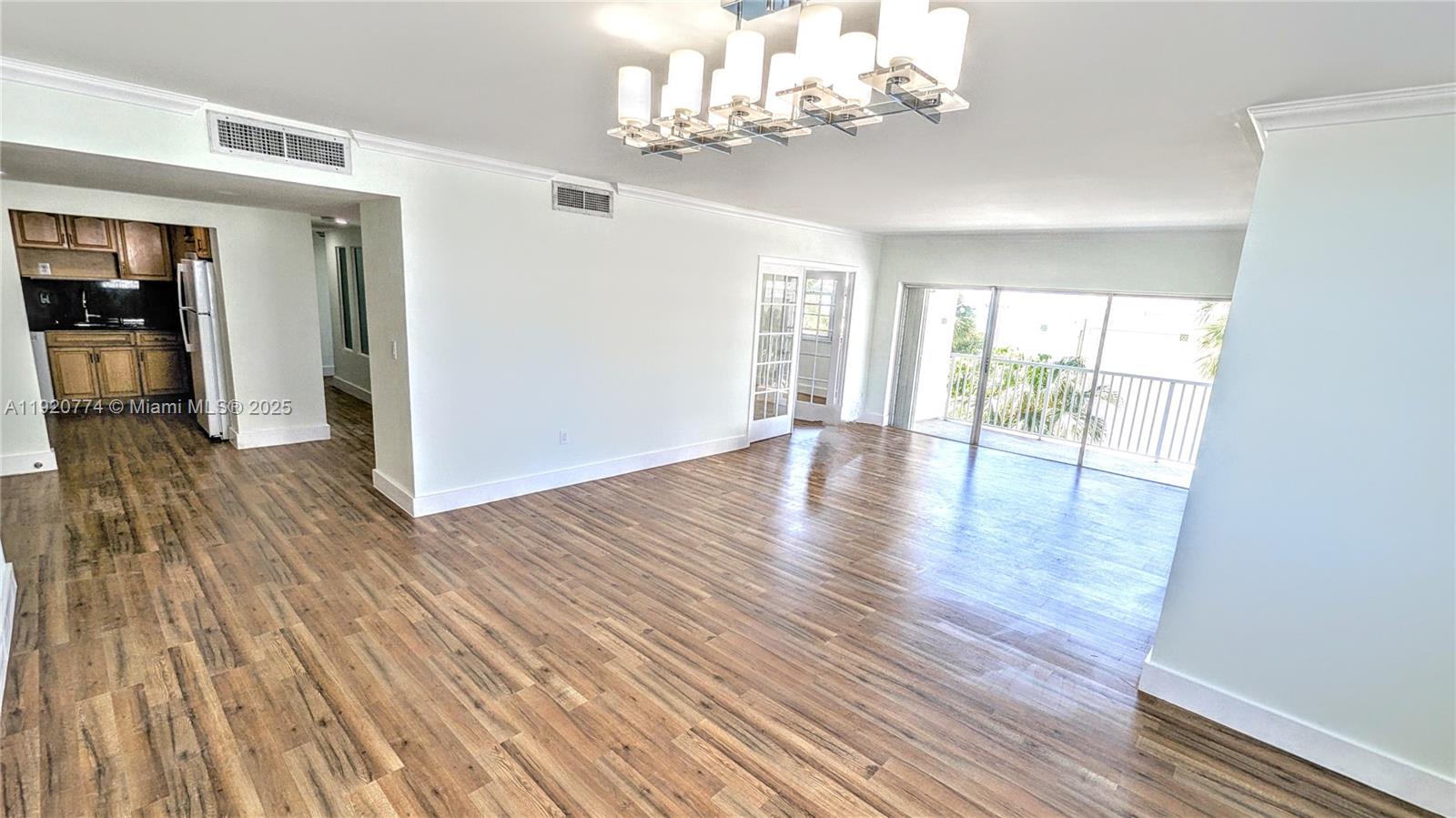 Ver detalles 206 3 / 3 1570 sq. ft. $ 2025-11-25 0 foto