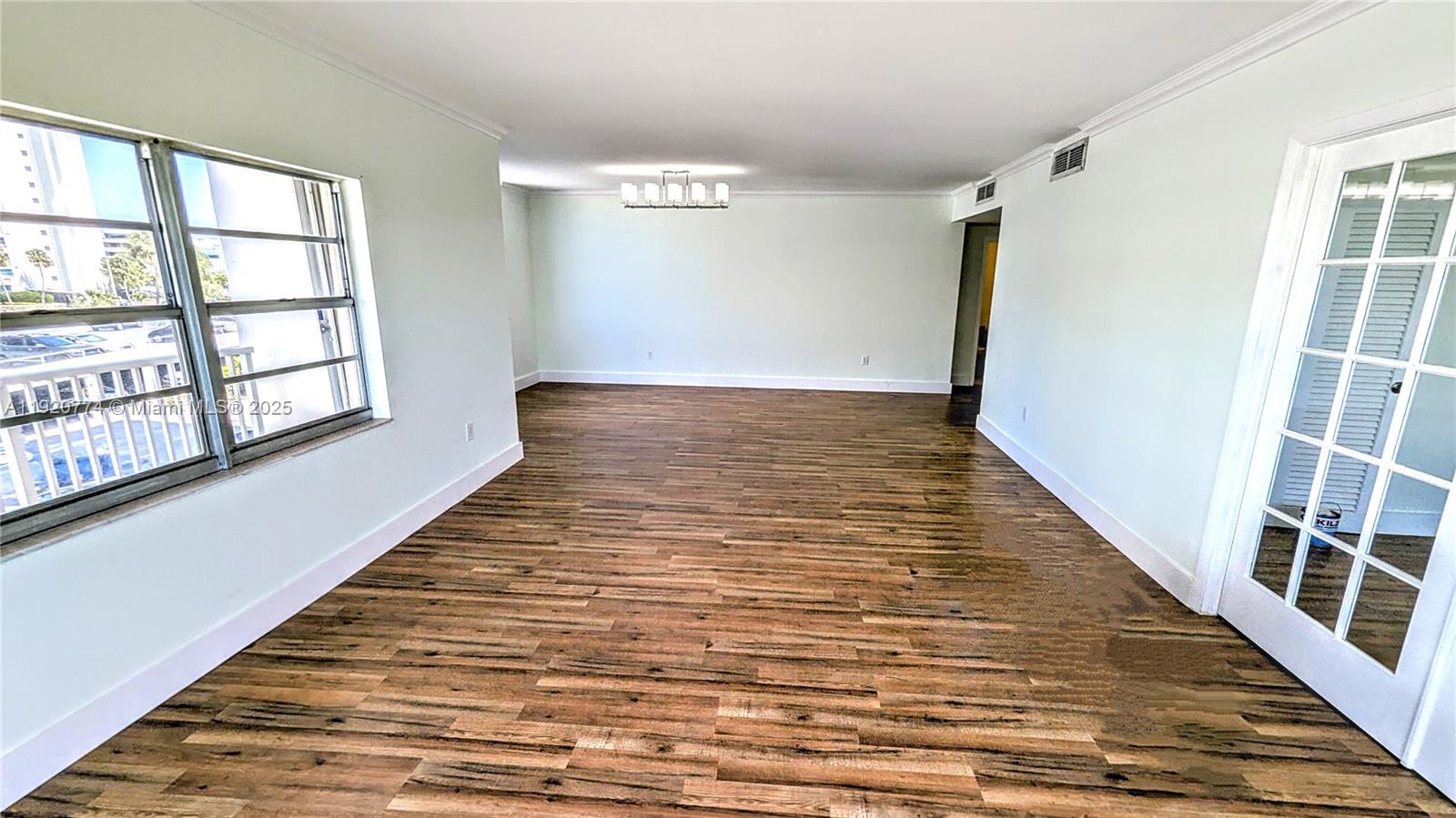 Ver detalles 206 3 / 3 1570 sq. ft. $ 2025-11-25 0 foto