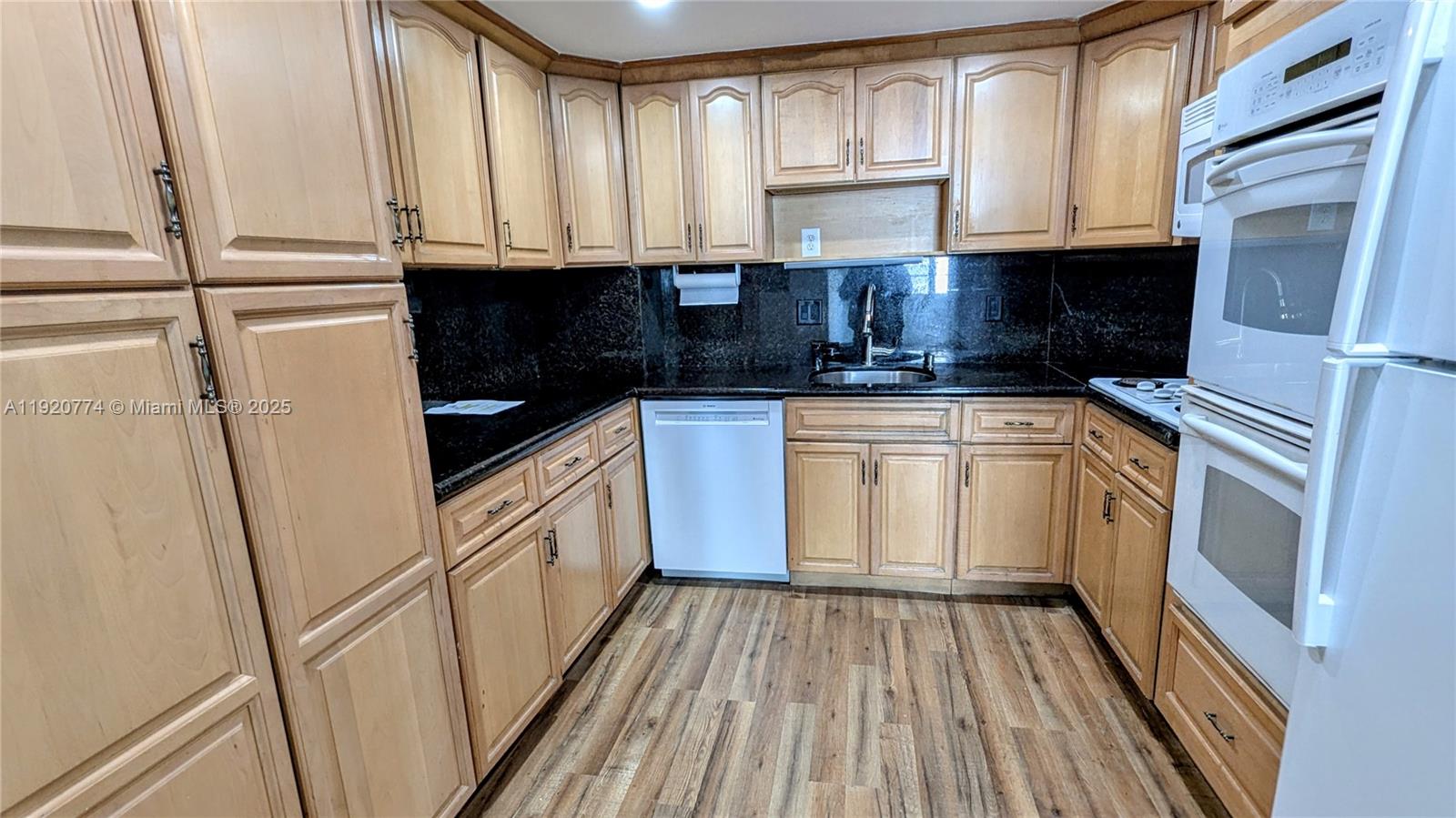 Ver detalles 206 3 / 3 1570 sq. ft. $ 2025-11-25 0 foto