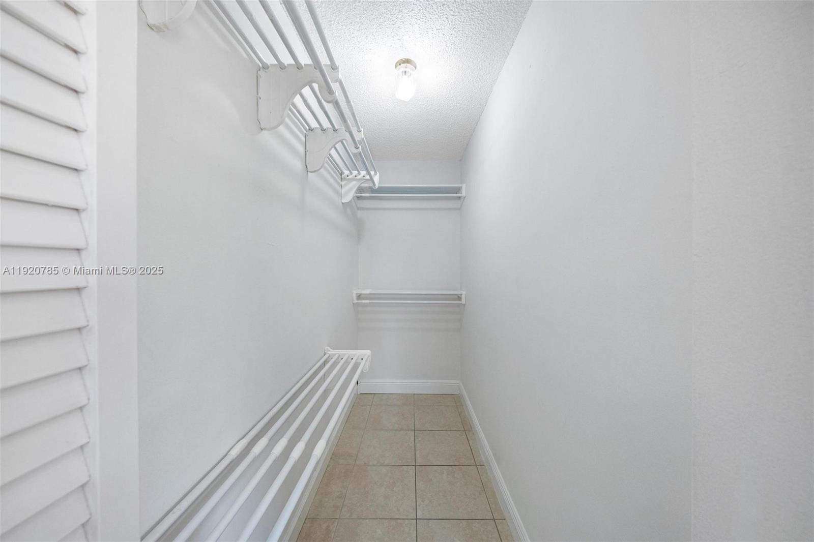 See details / 4104 sq. ft. $ 2025-11-25 0 Photo