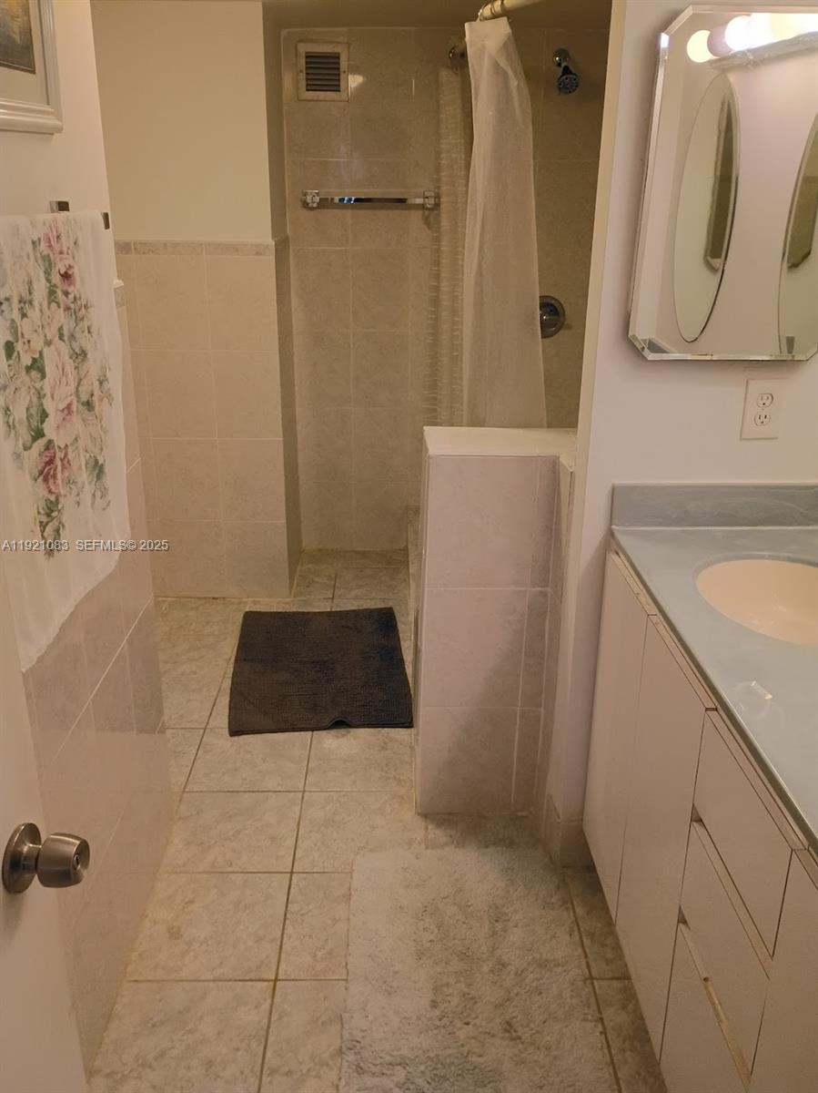 Photo of 1833 Ocean Dr  #1104, Hallandale Beach, Florida, 33009 - 