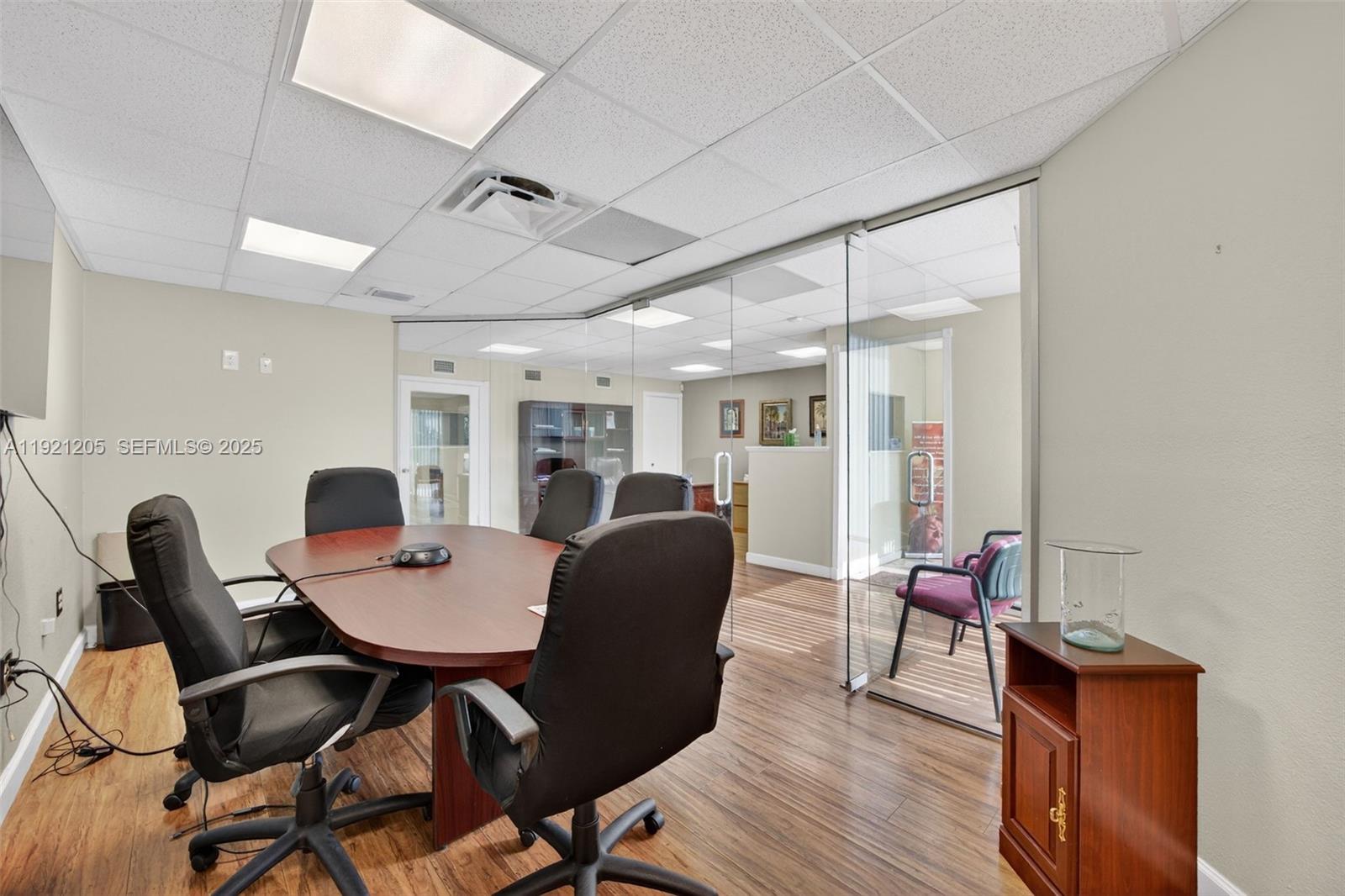 15  /   кв.футов $ 2025-11-25 0 Фото