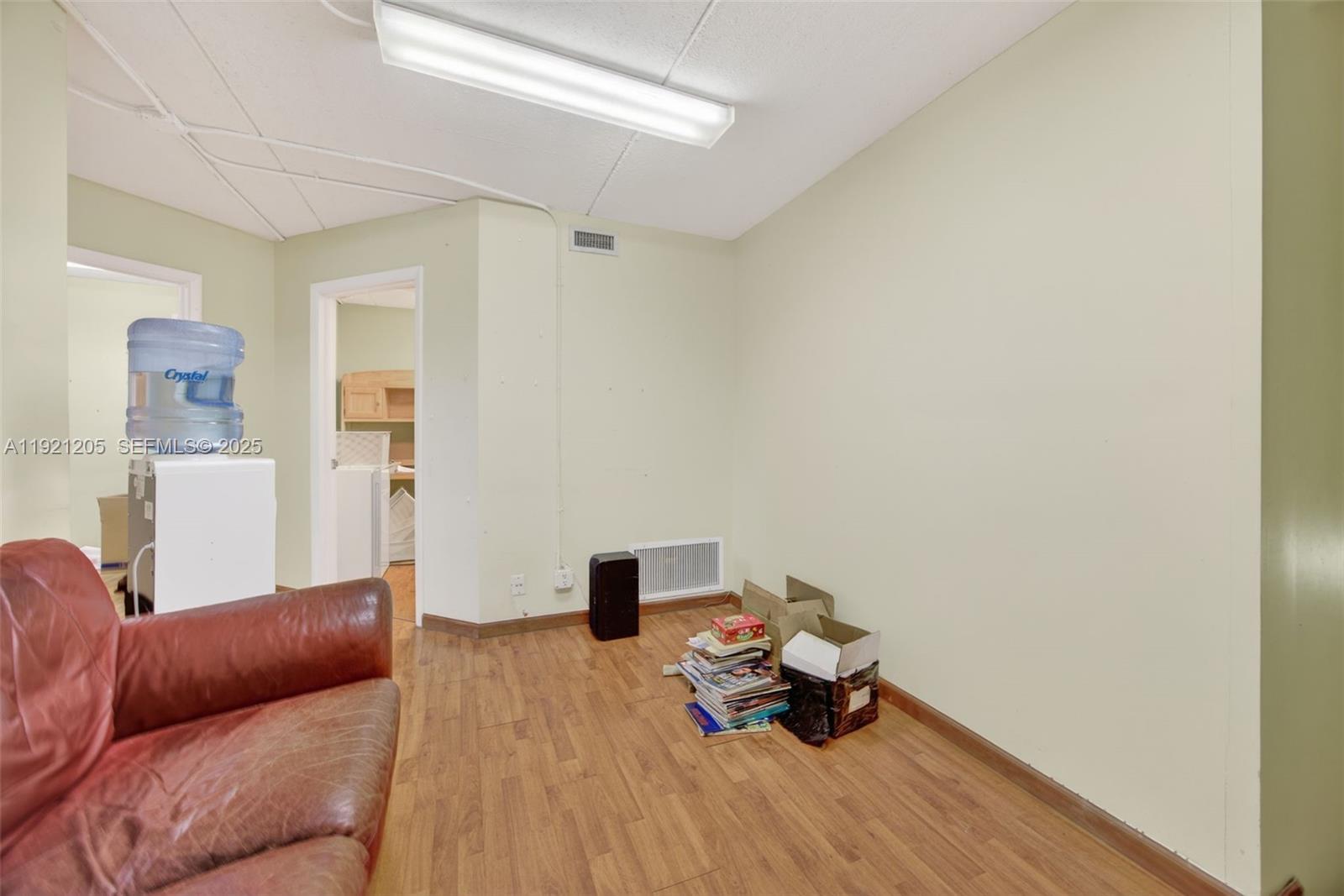 15  /   кв.футов $ 2025-11-25 0 Фото