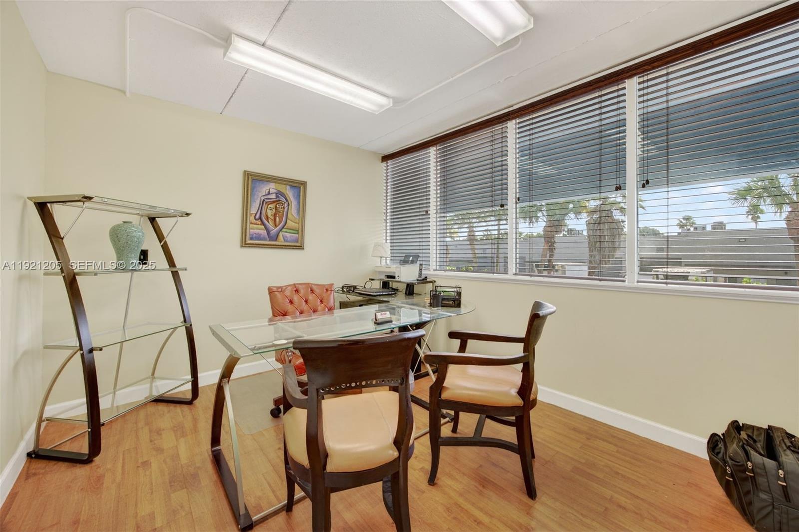 15  /   кв.футов $ 2025-11-25 0 Фото