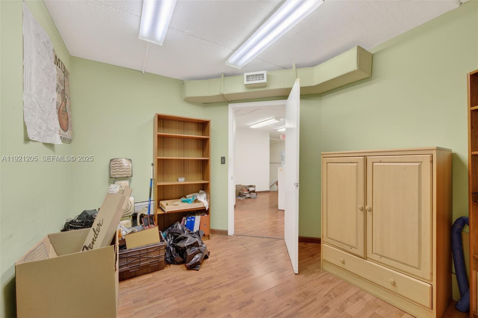 15  /   кв.футов $ 2025-11-25 0 Фото