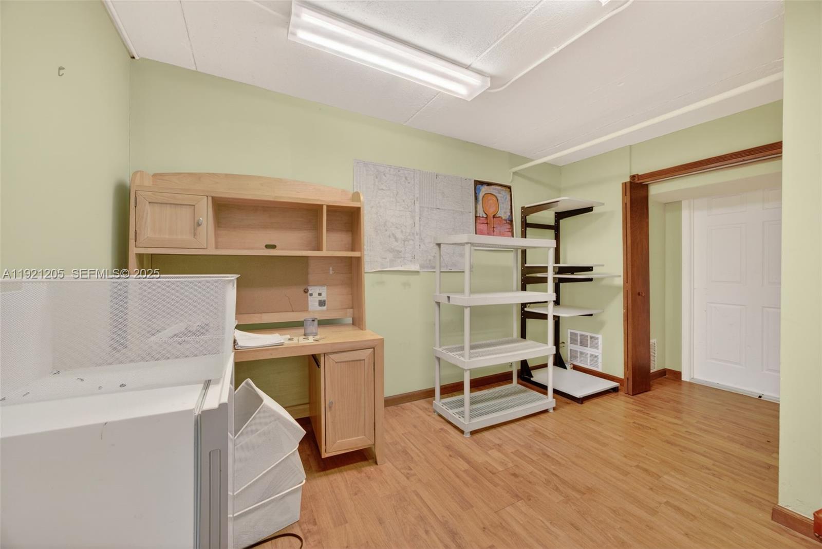 15  /   кв.футов $ 2025-11-25 0 Фото