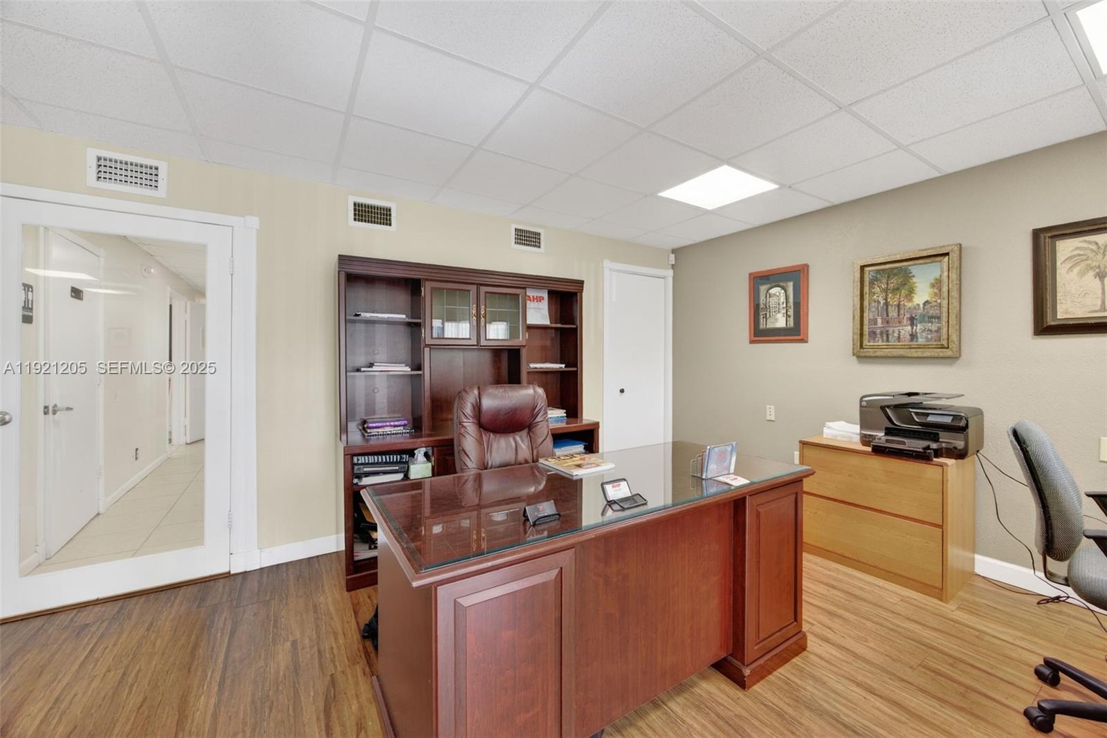 15  /   кв.футов $ 2025-11-25 0 Фото