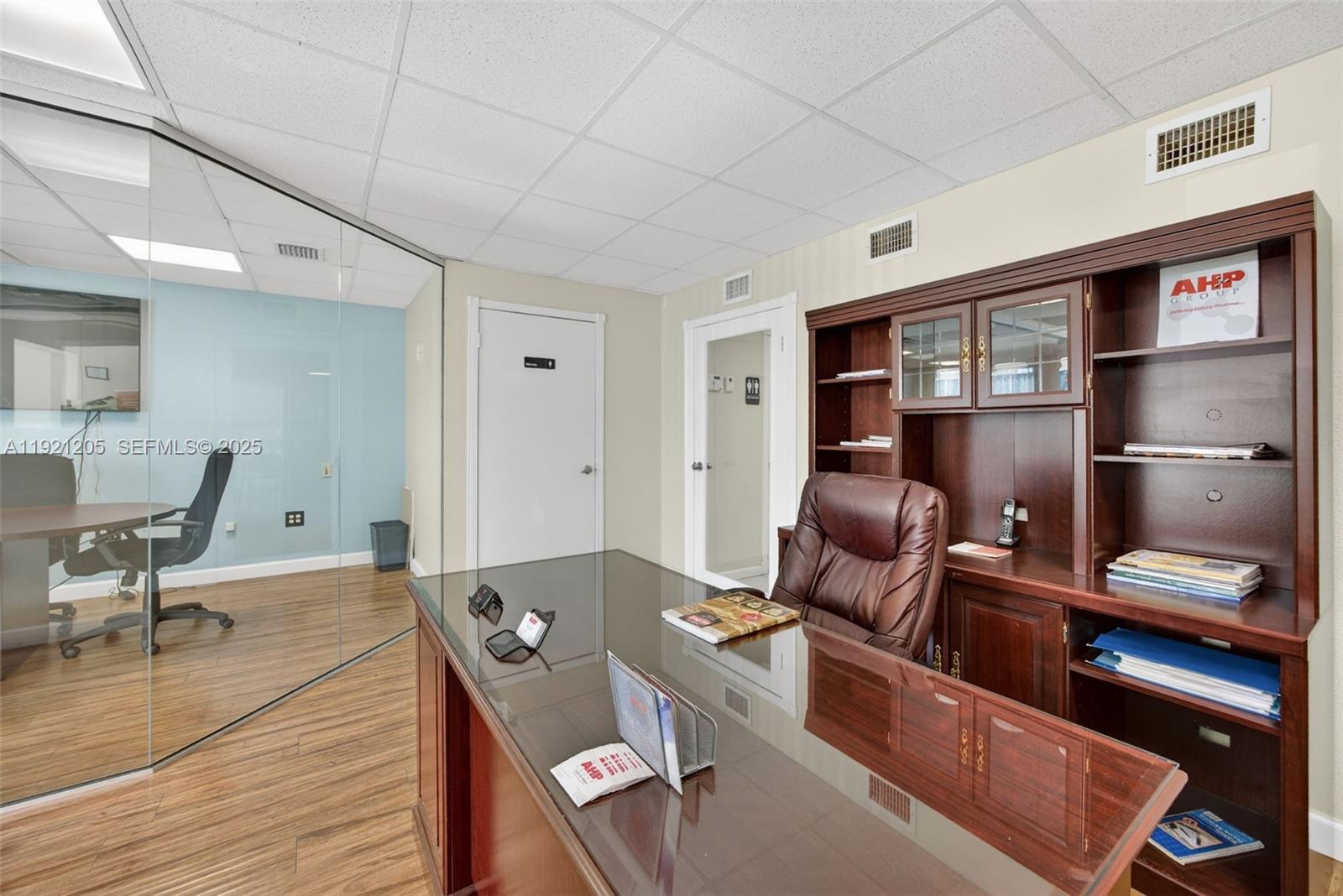 15  /   кв.футов $ 2025-11-25 0 Фото