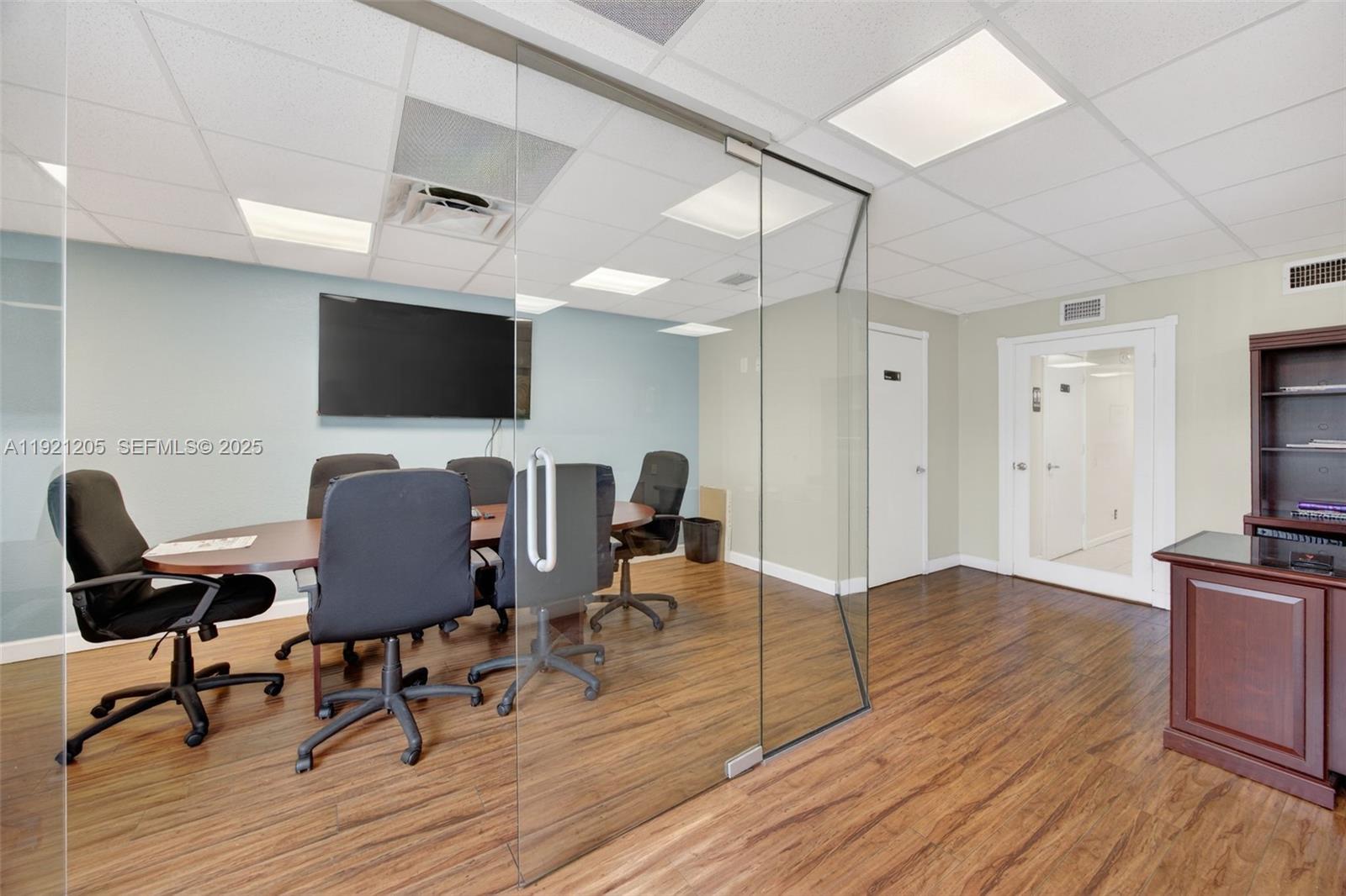 15  /   кв.футов $ 2025-11-25 0 Фото