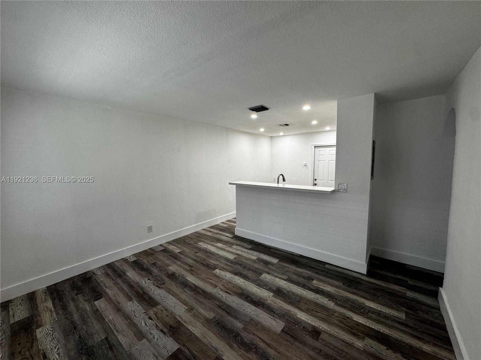   /  1370 sq. ft. $ 2025-12-03 0 Photo