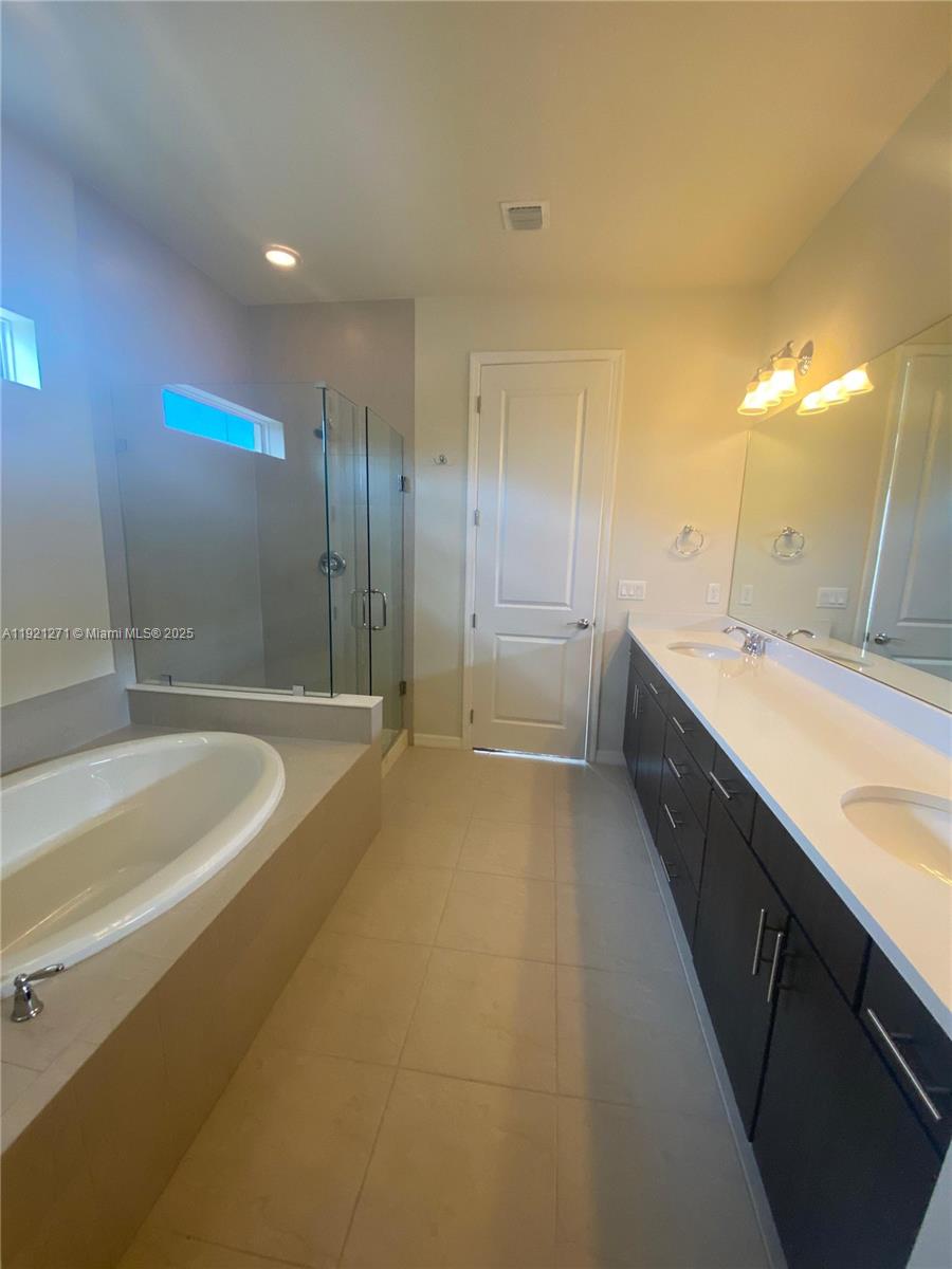 4352 5 / 4 2501 sq. ft. $ 2025-11-25 0 Photo