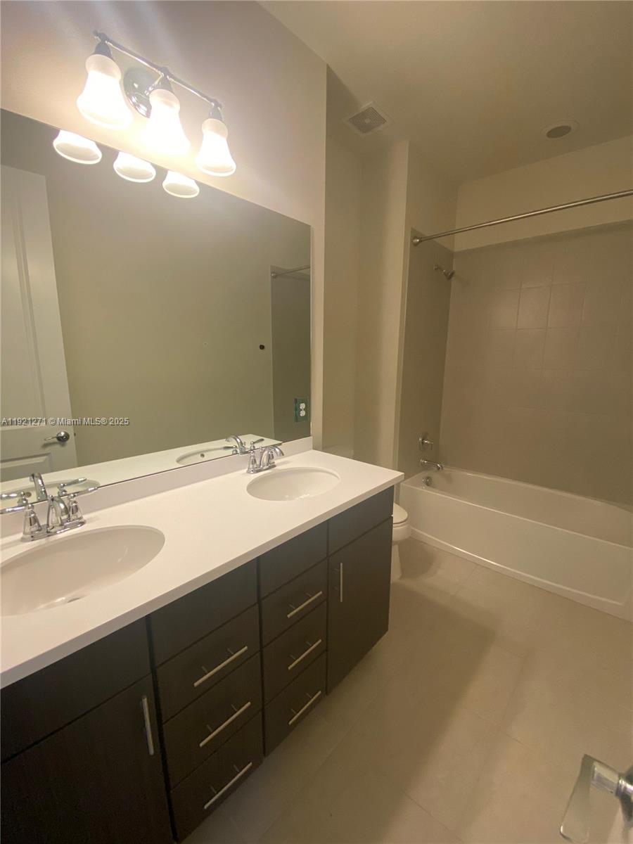 4352 5 / 4 2501 sq. ft. $ 2025-11-25 0 Photo