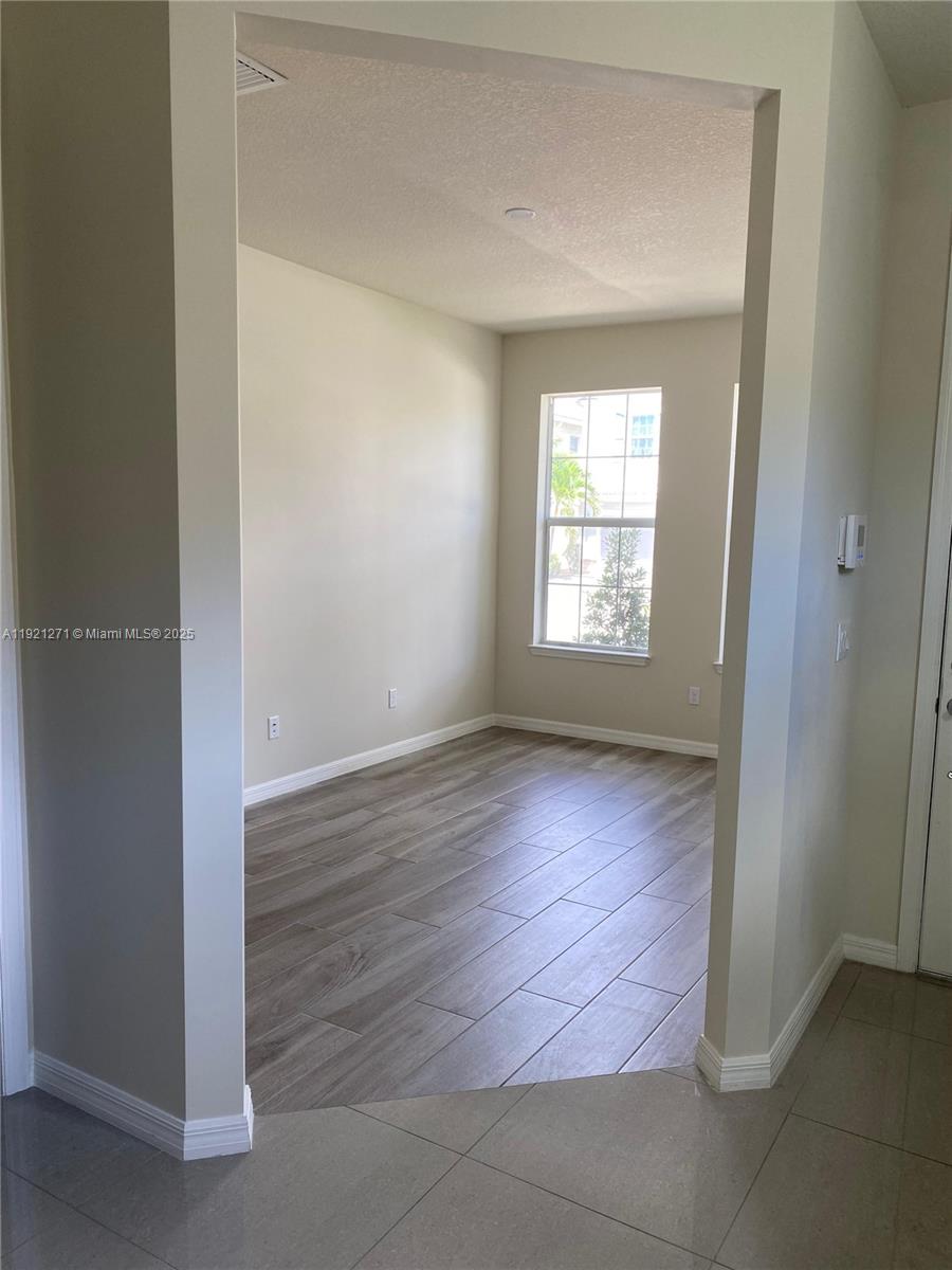 4352 5 / 4 2501 sq. ft. $ 2025-11-25 0 Photo