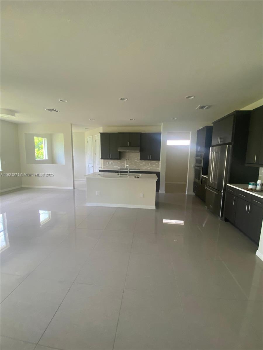 4352 5 / 4 2501 sq. ft. $ 2025-11-25 0 Photo