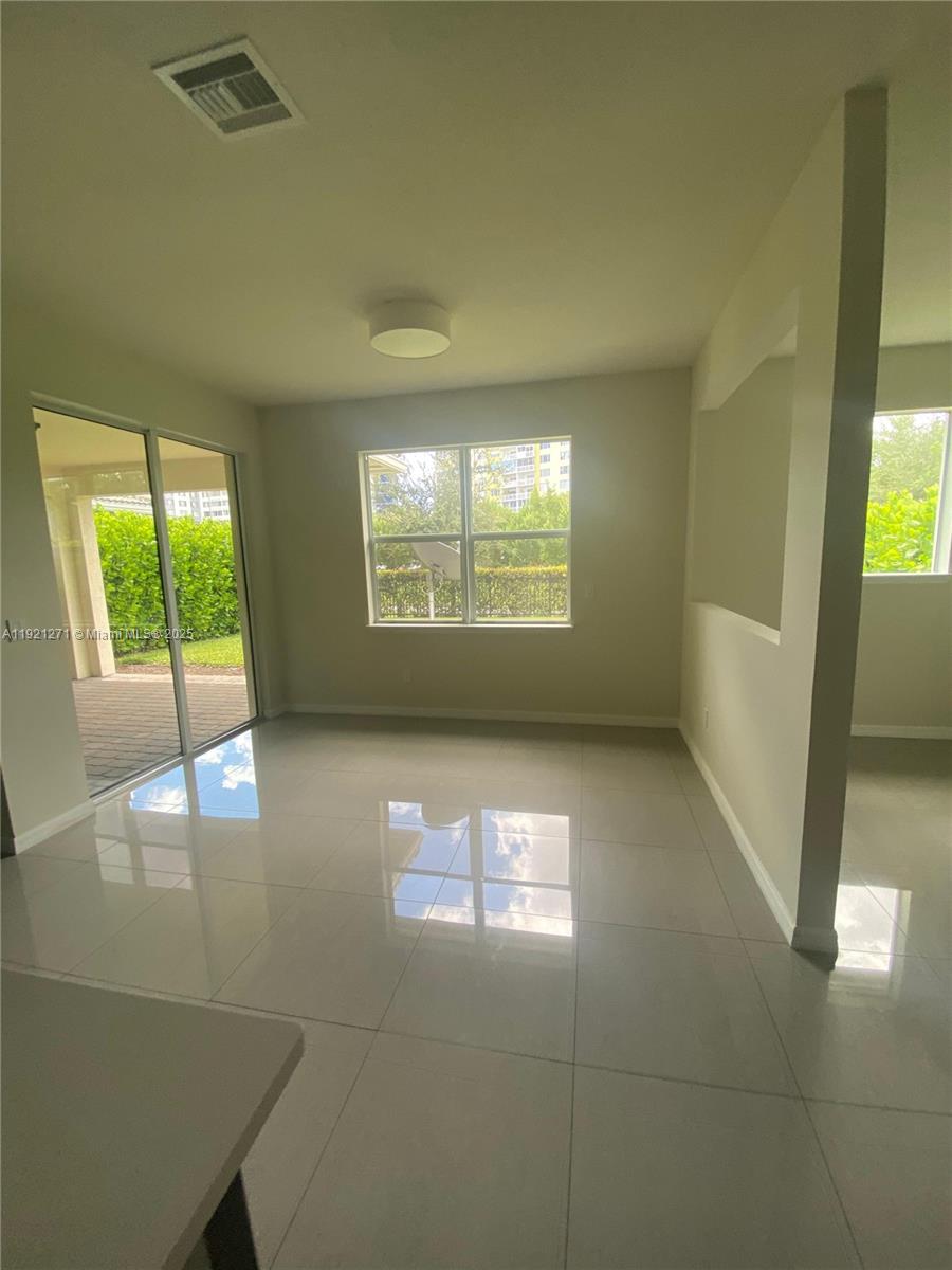 4352 5 / 4 2501 sq. ft. $ 2025-11-25 0 Photo