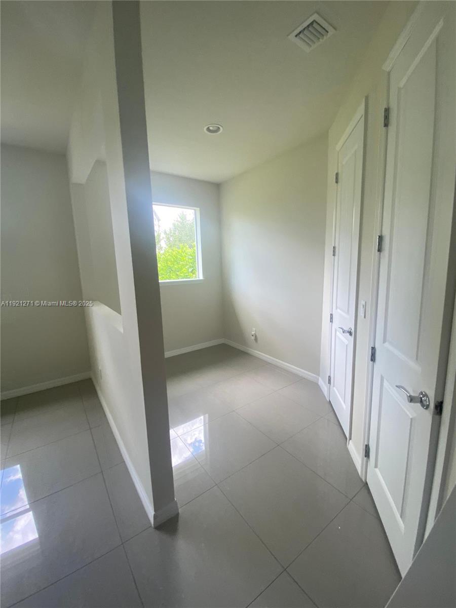 4352 5 / 4 2501 sq. ft. $ 2025-11-25 0 Photo