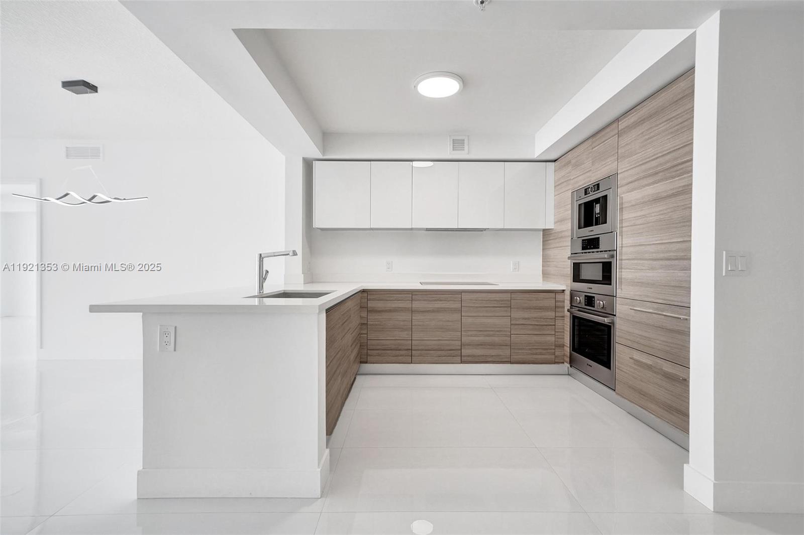 See details 5-805 2 / 3 1541 sq. ft. $ 2025-11-26 0 Photo