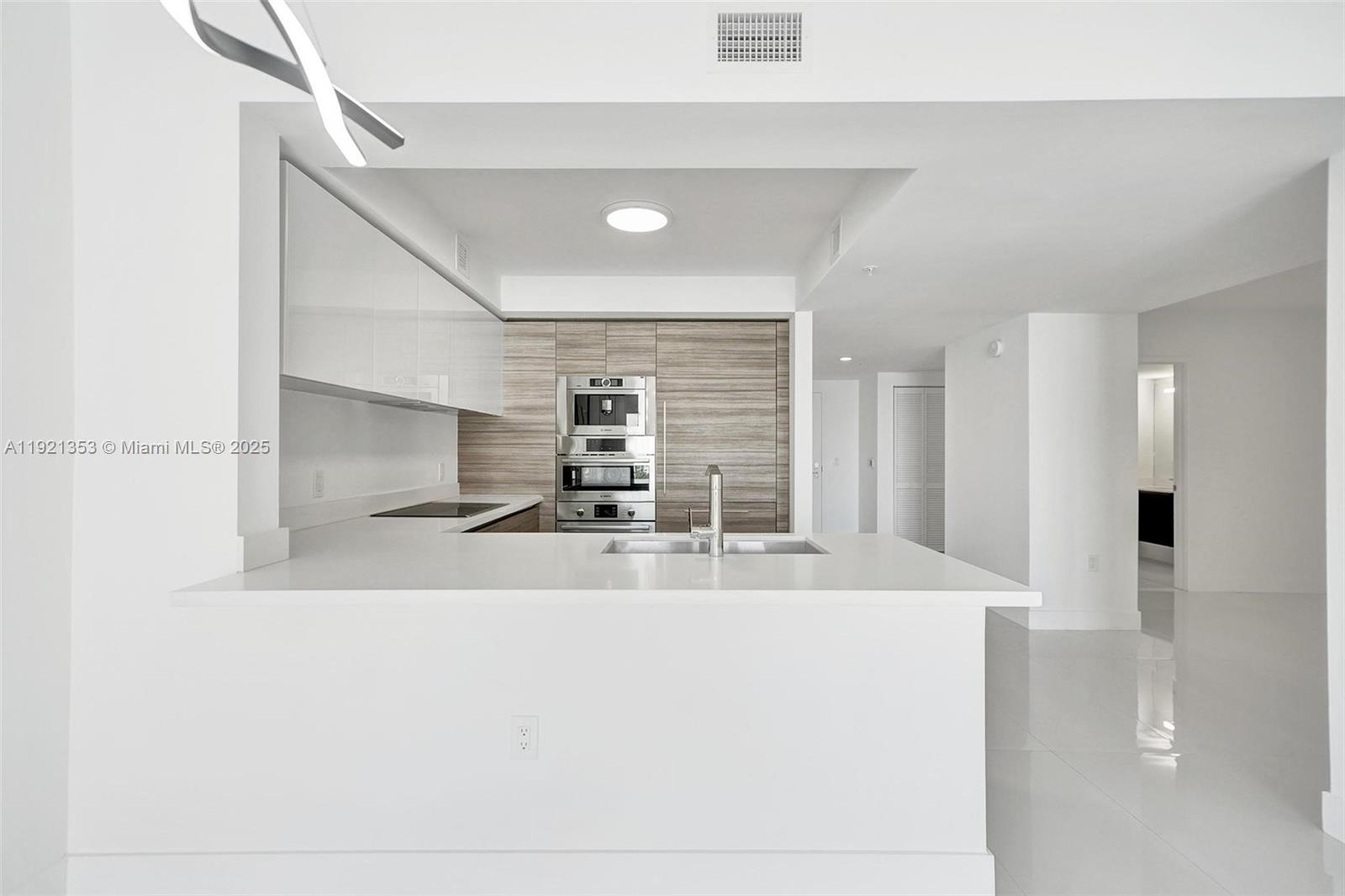 See details 5-805 2 / 3 1541 sq. ft. $ 2025-11-26 0 Photo