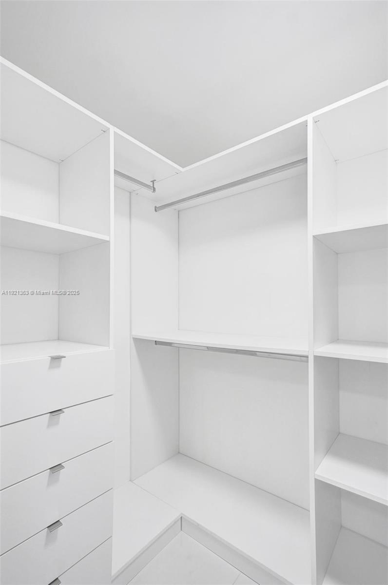 See details 5-805 2 / 3 1541 sq. ft. $ 2025-11-26 0 Photo