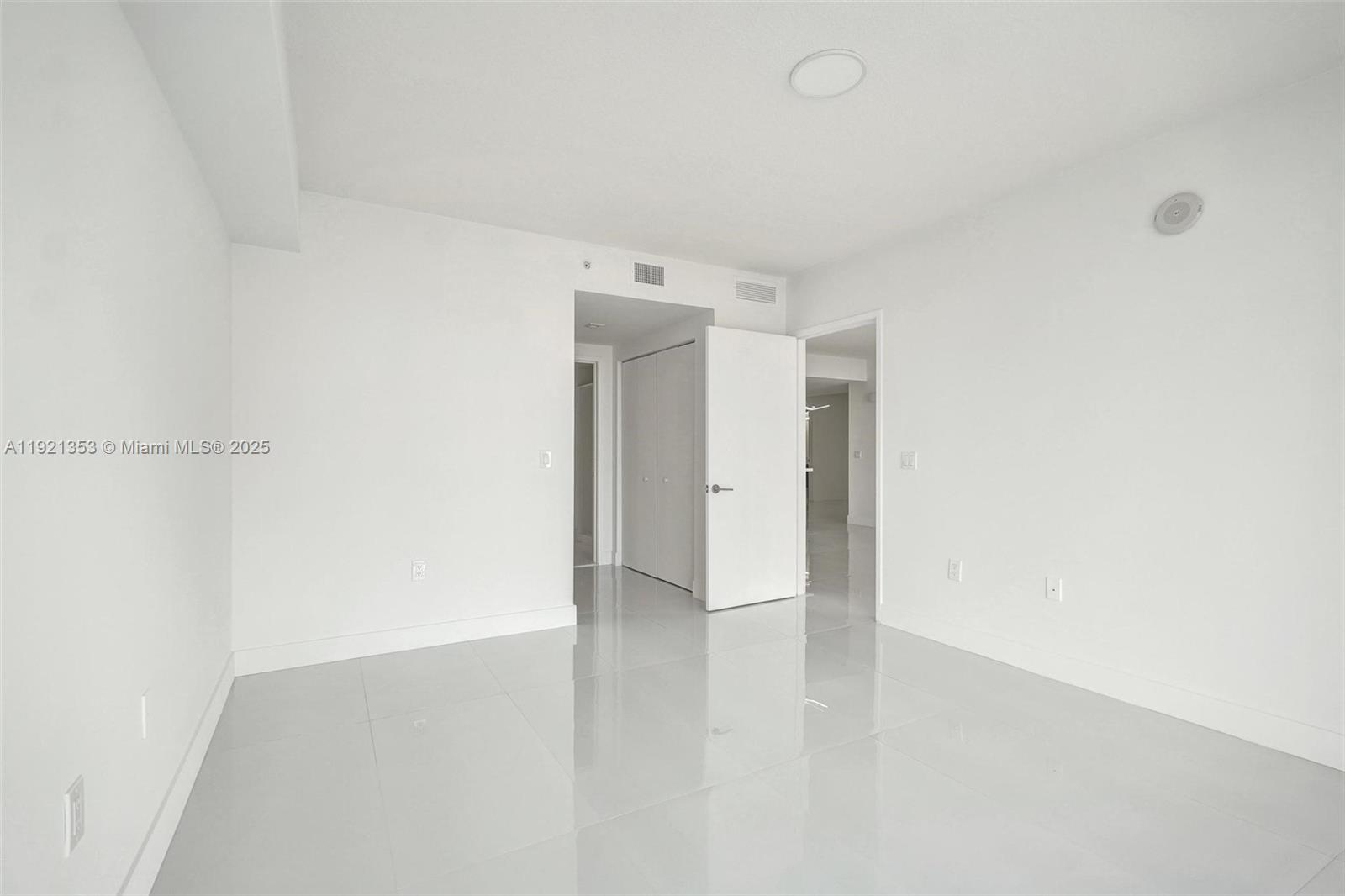 See details 5-805 2 / 3 1541 sq. ft. $ 2025-11-26 0 Photo
