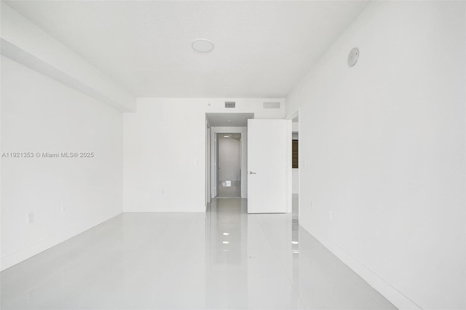 See details 5-805 2 / 3 1541 sq. ft. $ 2025-11-26 0 Photo