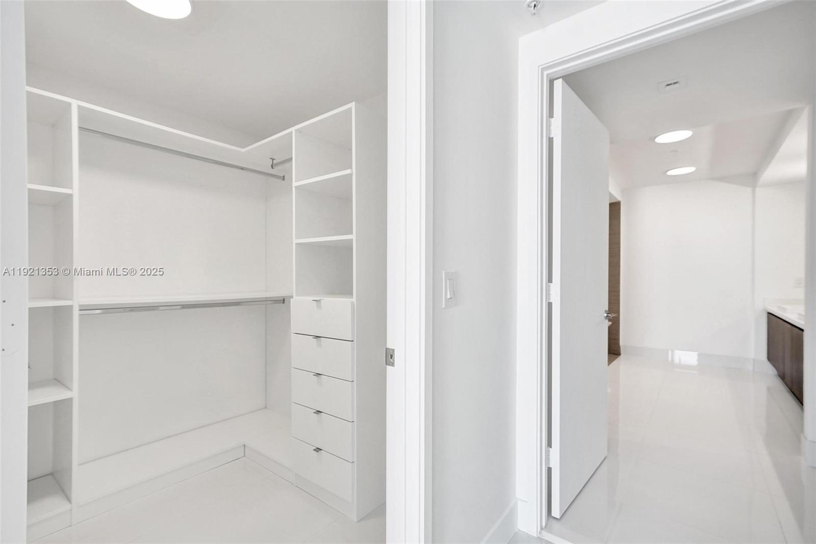 See details 5-805 2 / 3 1541 sq. ft. $ 2025-11-26 0 Photo