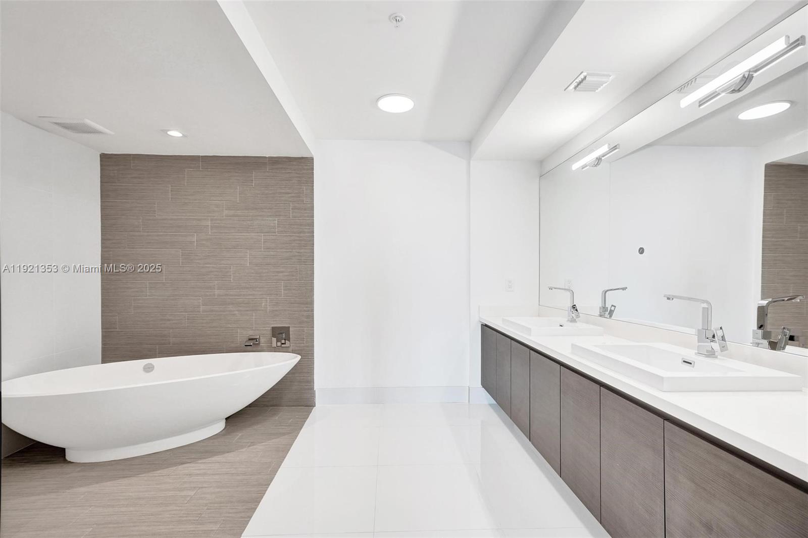 See details 5-805 2 / 3 1541 sq. ft. $ 2025-11-26 0 Photo