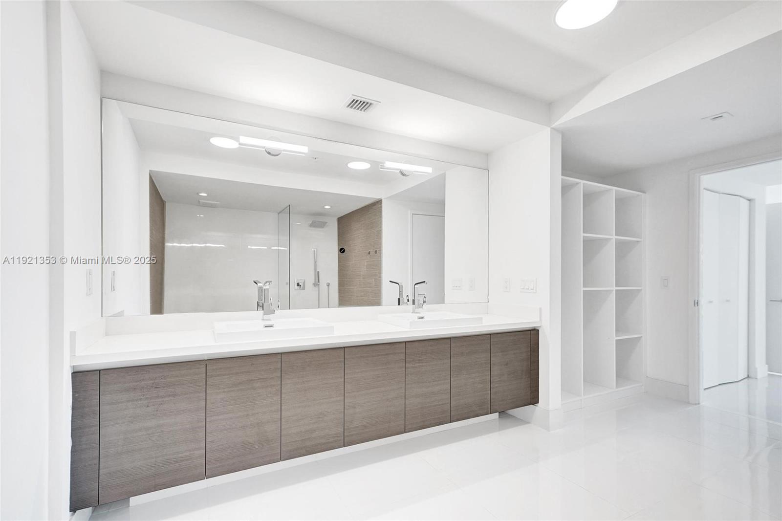 See details 5-805 2 / 3 1541 sq. ft. $ 2025-11-26 0 Photo