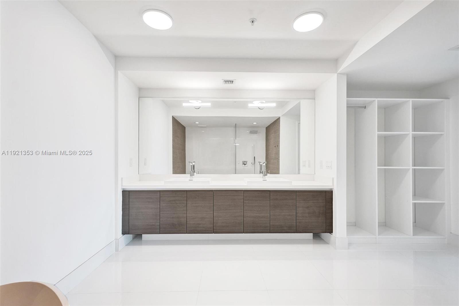 See details 5-805 2 / 3 1541 sq. ft. $ 2025-11-26 0 Photo