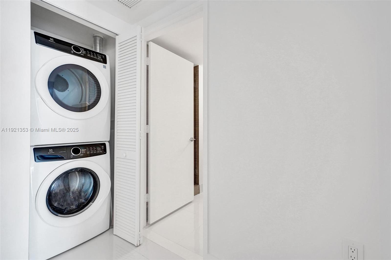 See details 5-805 2 / 3 1541 sq. ft. $ 2025-11-26 0 Photo