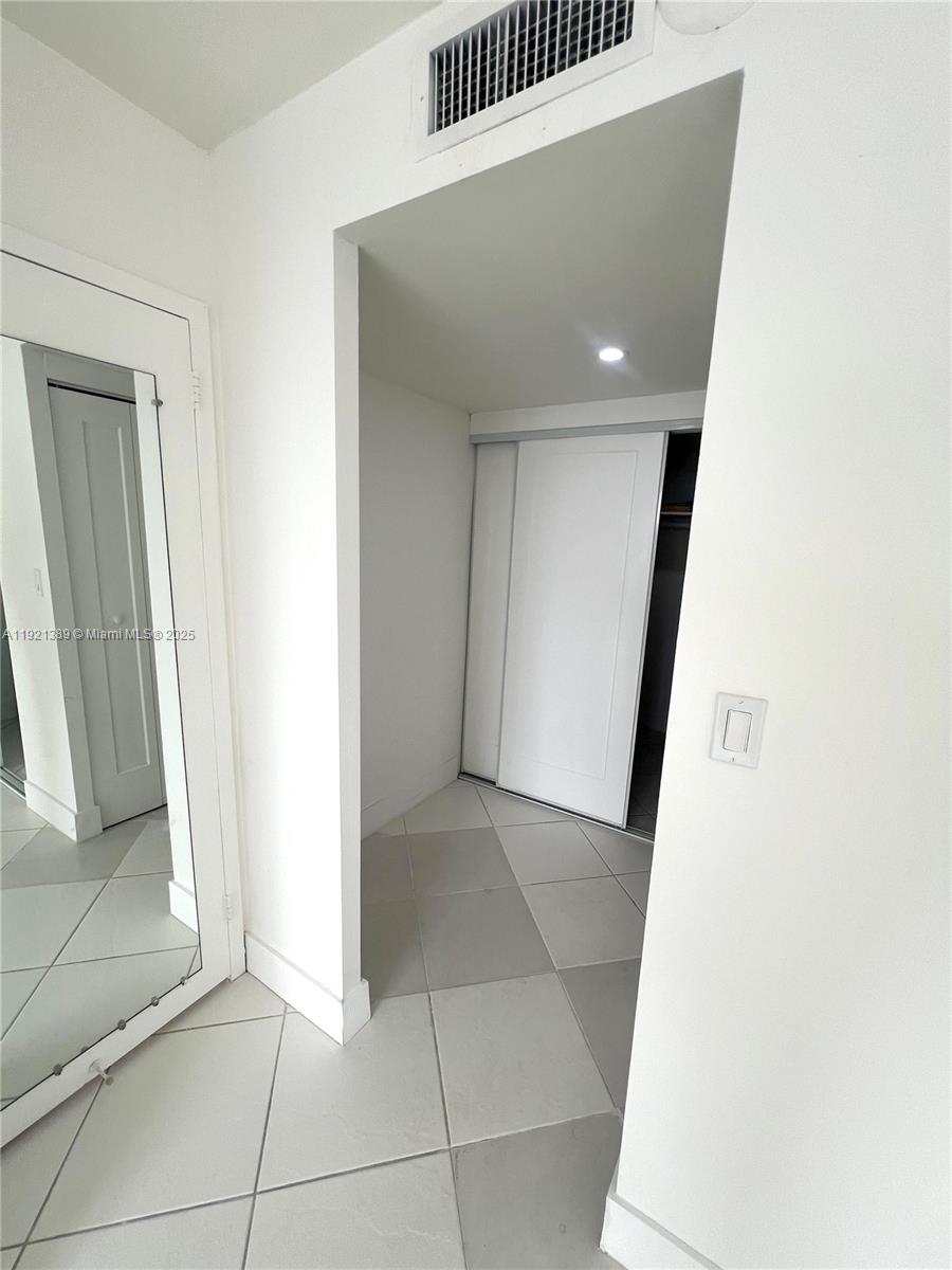 2012 2 / 2 1087 sq. ft. $ 2025-11-26 0 Photo