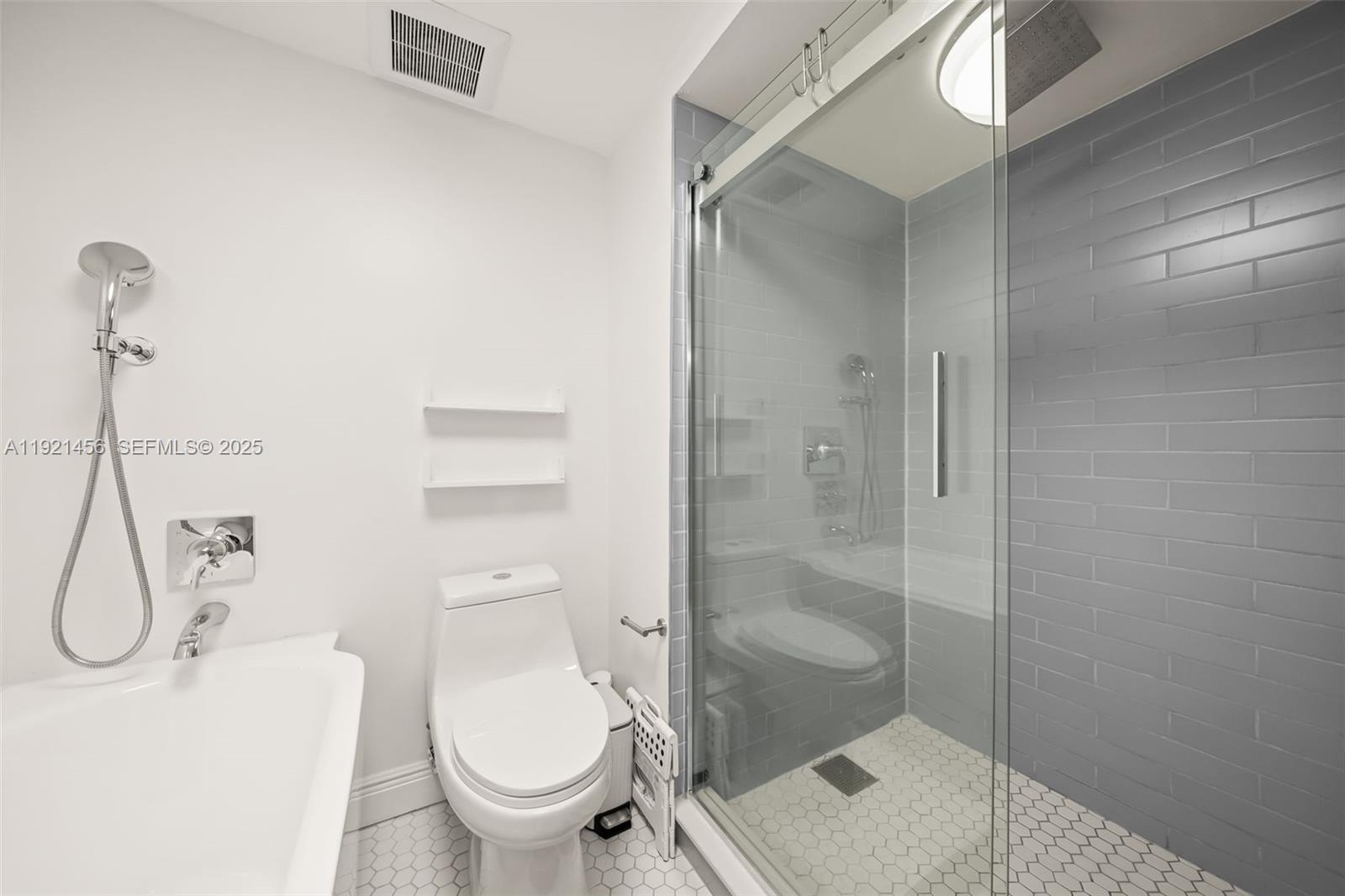 Photo of 429 Poinciana Dr #1415, Sunny Isles Beach, Florida, 33160 - Primary bathroom