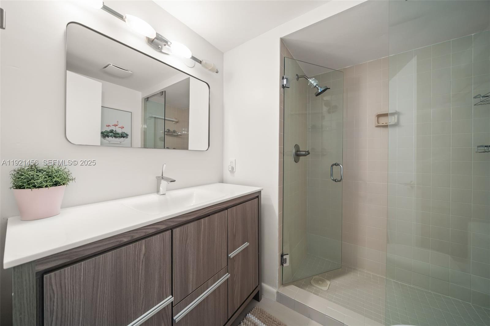 Photo of 429 Poinciana Dr #1415, Sunny Isles Beach, Florida, 33160 - Full bathroom