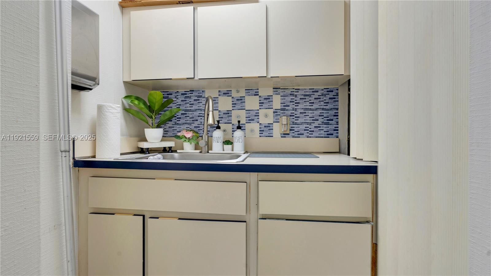 410  /   sq. ft. $ 2026-01-15 0 foto