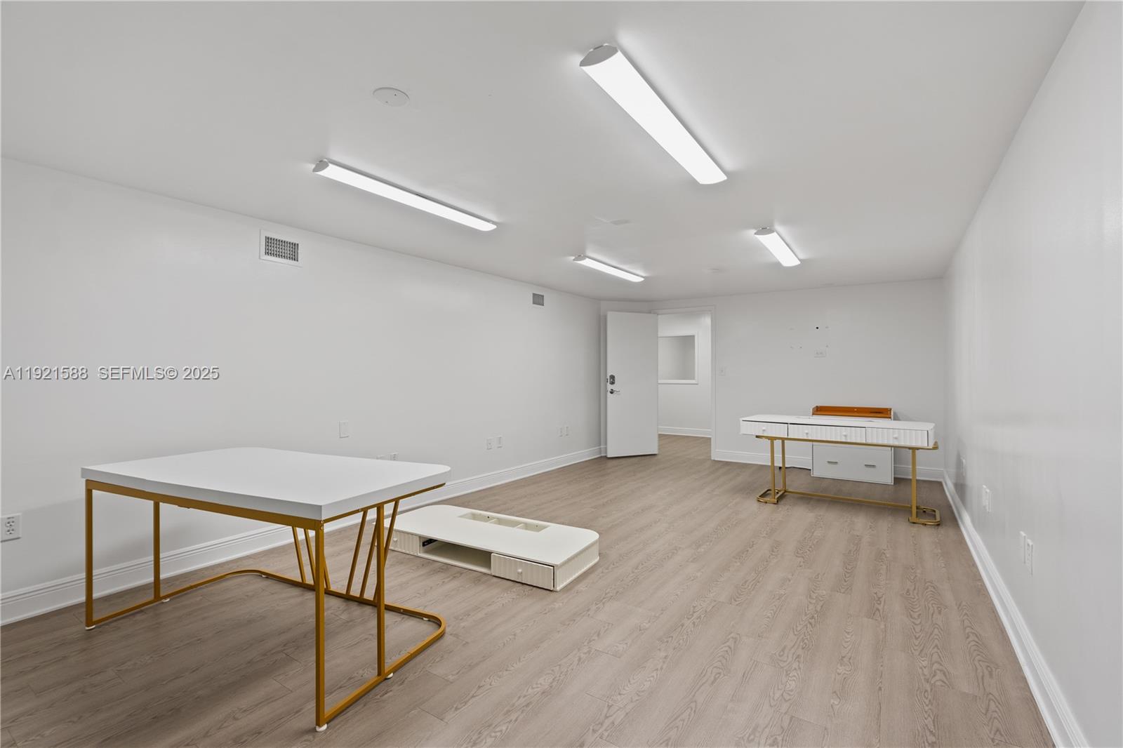 See details D106 / sq. ft. $ 2025-11-26 0 Photo