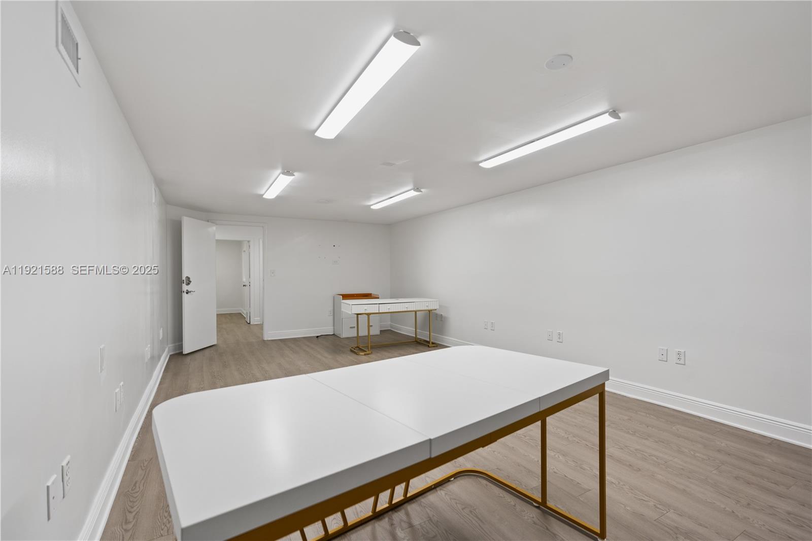 See details D106 / sq. ft. $ 2025-11-26 0 Photo