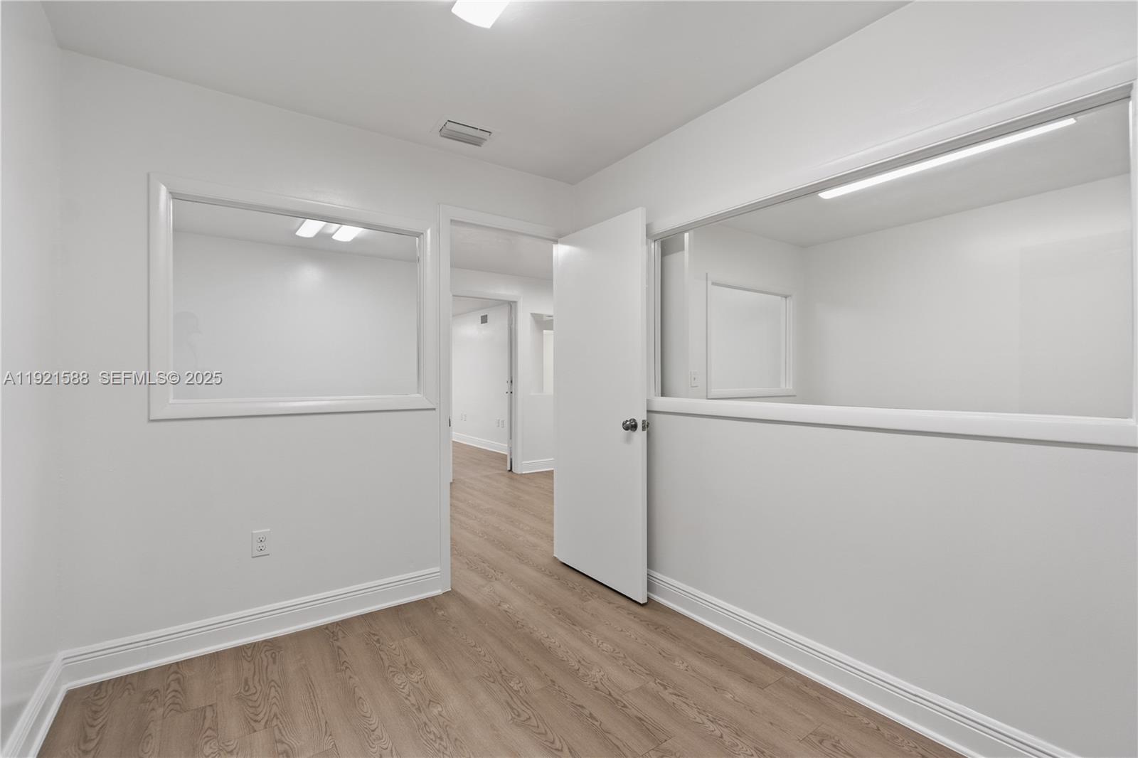 See details D106 / sq. ft. $ 2025-11-26 0 Photo