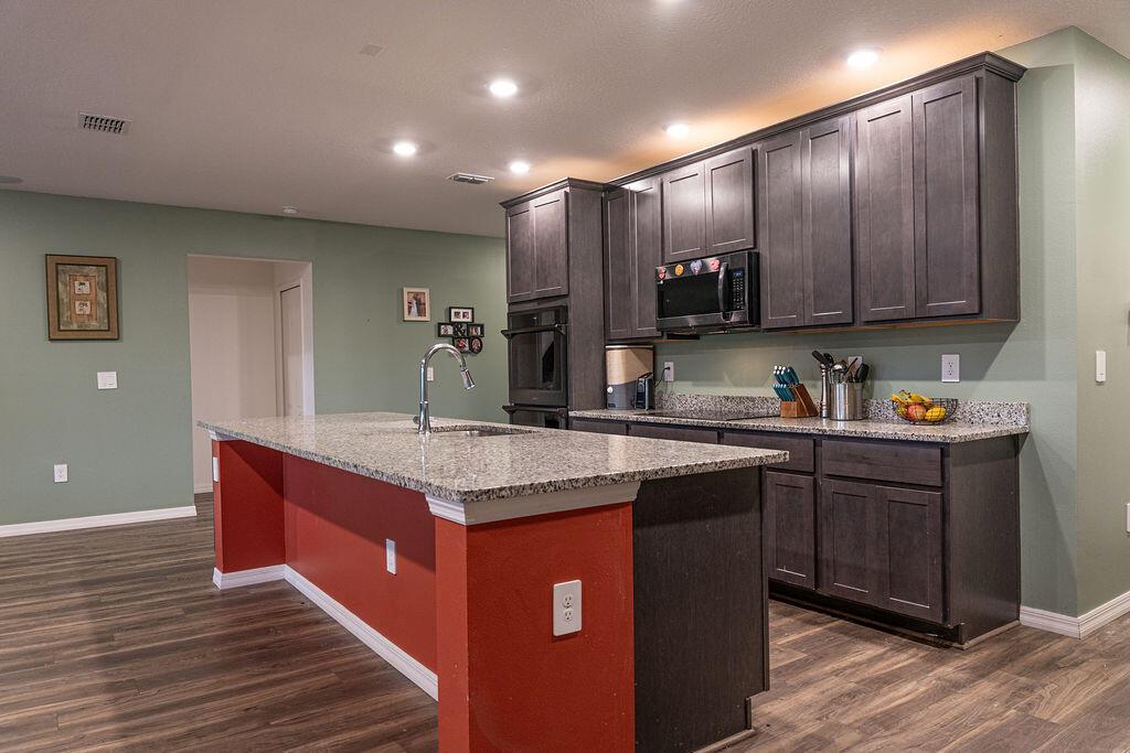 Ver detalles 2108 5 / 3 2274 sq. ft. $ 2026-06-14 0 foto