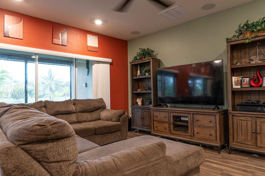 Ver detalles 2108 5 / 3 2274 sq. ft. $ 2026-06-14 0 foto