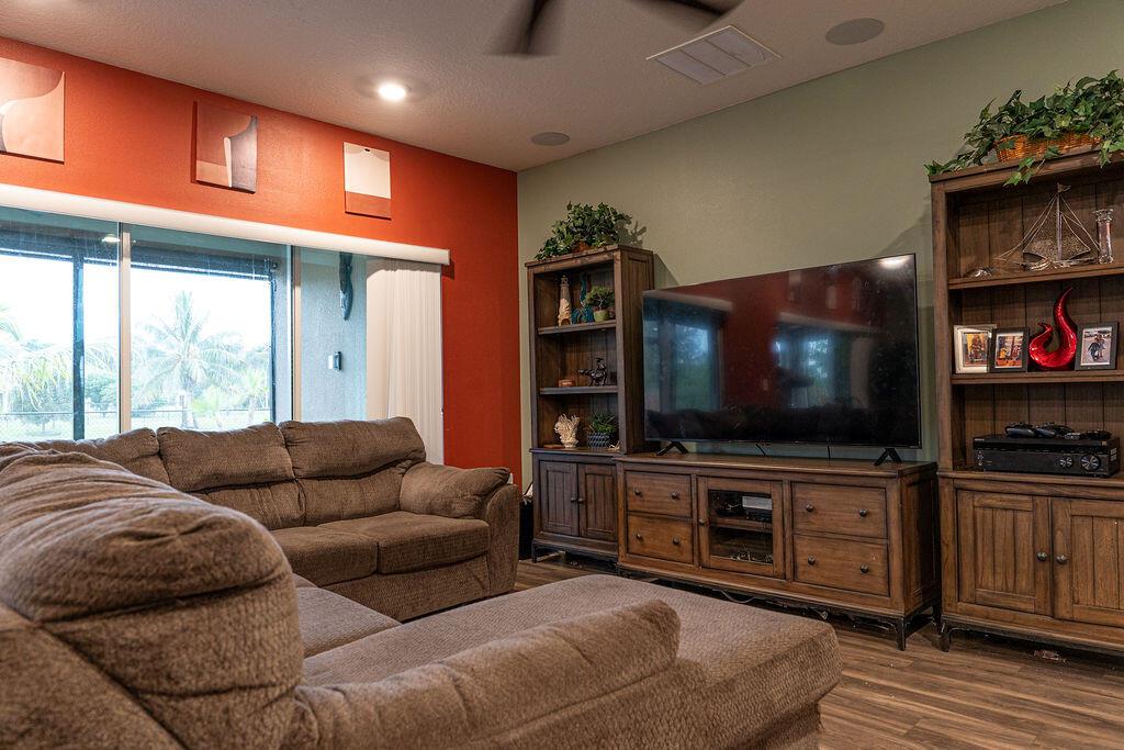 Ver detalles 2108 5 / 3 2274 sq. ft. $ 2026-06-14 0 foto
