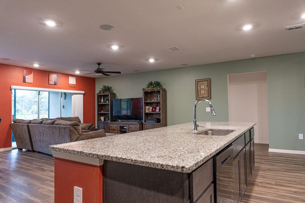 Ver detalles 2108 5 / 3 2274 sq. ft. $ 2026-06-14 0 foto
