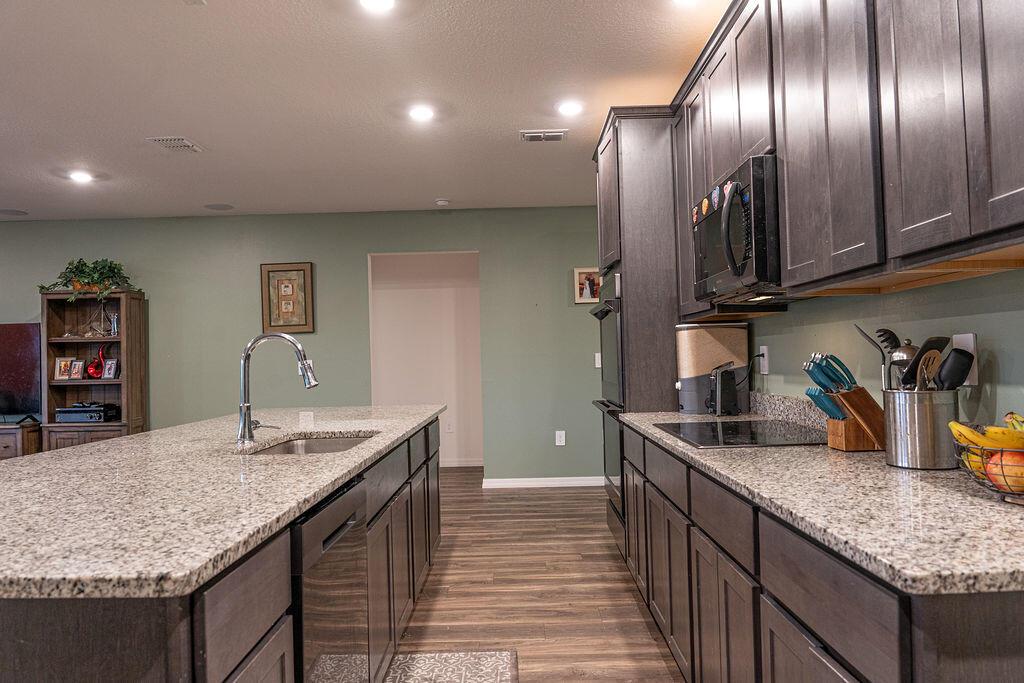 Ver detalles 2108 5 / 3 2274 sq. ft. $ 2026-06-14 0 foto