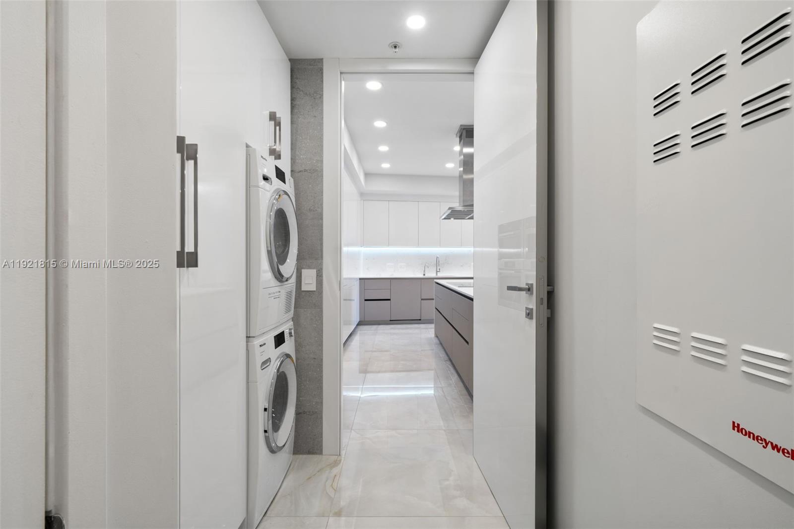 See details 4606 2 / 3 1614 sq. ft. $ 2025-12-01 0 Photo