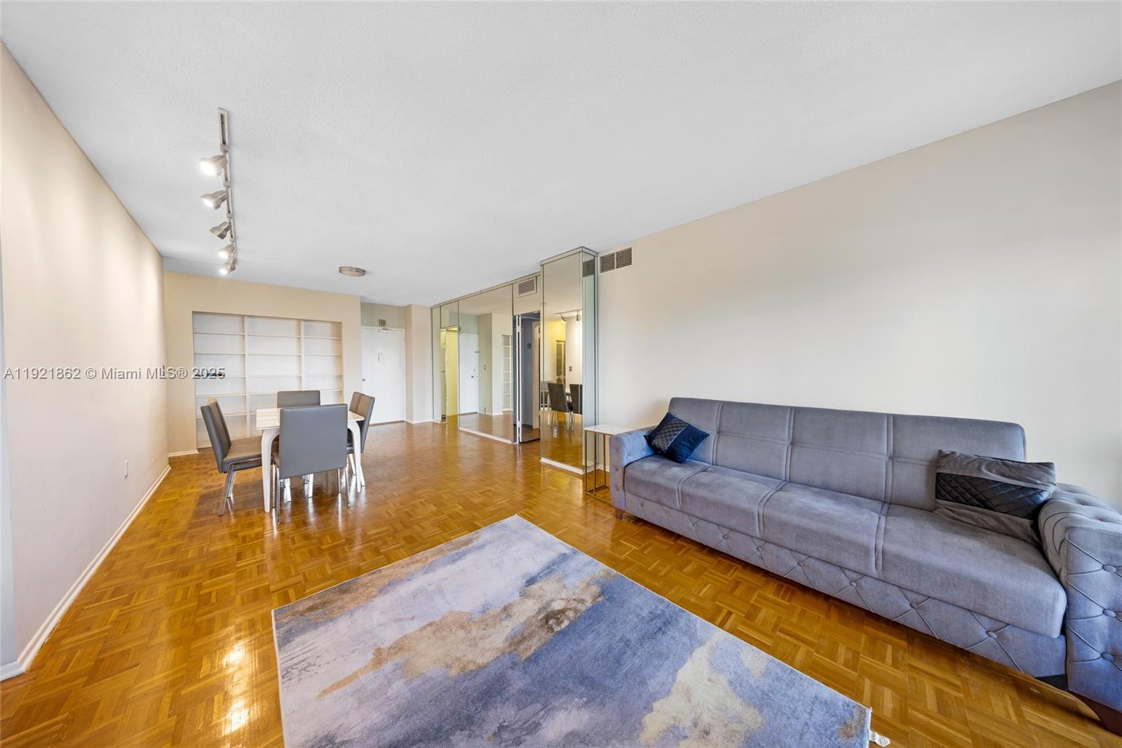 Ver detalles 5M 1 / 2 870 sq. ft. $ 2025-11-27 0 foto