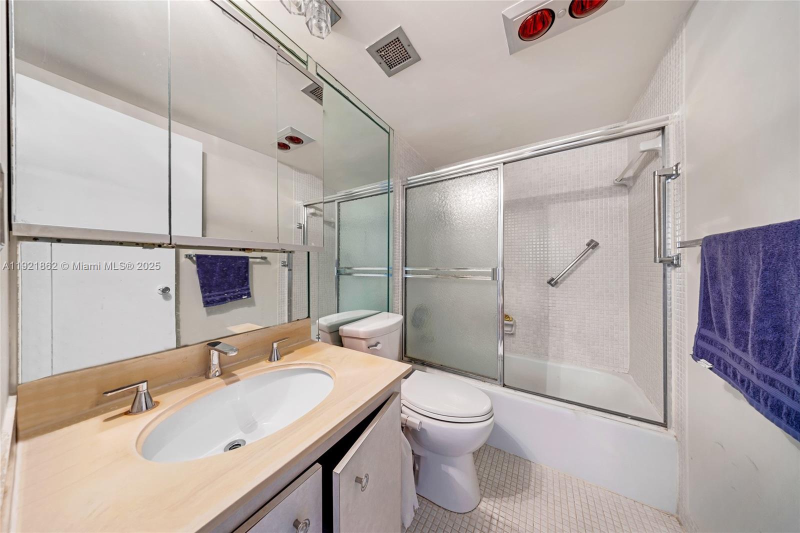 Ver detalles 5M 1 / 2 870 sq. ft. $ 2025-11-27 0 foto