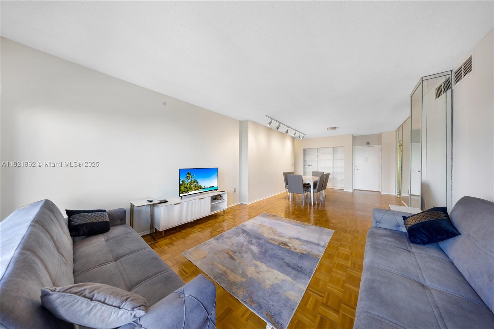 Ver detalles 5M 1 / 2 870 sq. ft. $ 2025-11-27 0 foto