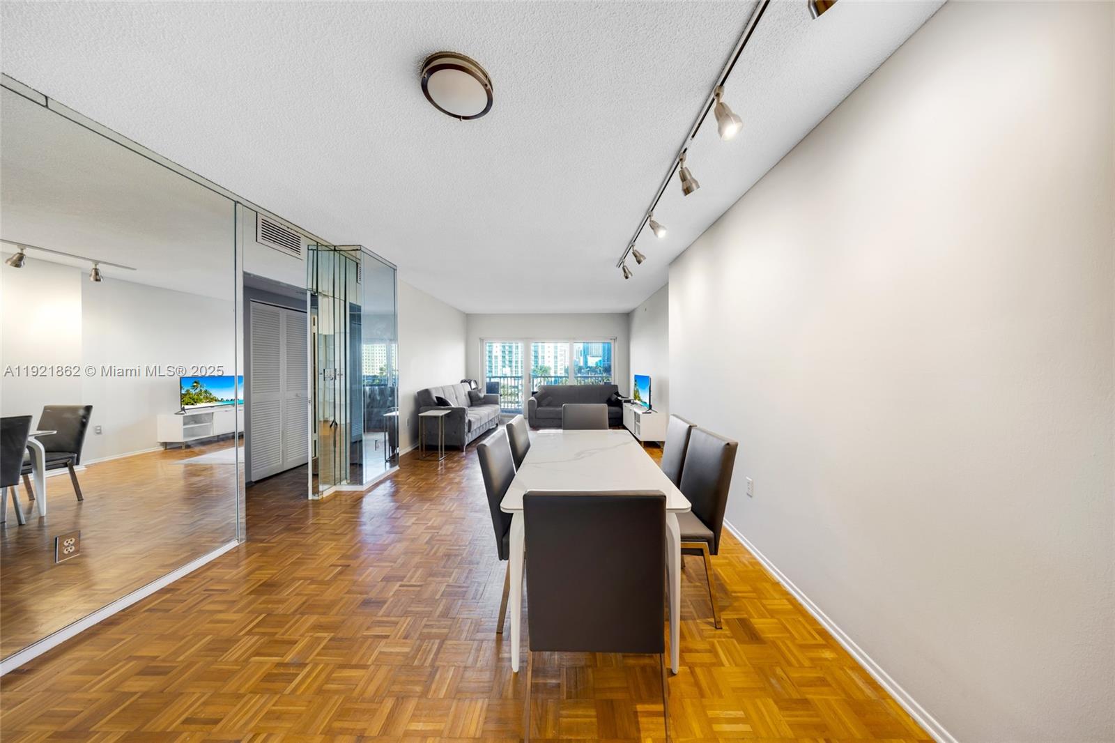 Ver detalles 5M 1 / 2 870 sq. ft. $ 2025-11-27 0 foto