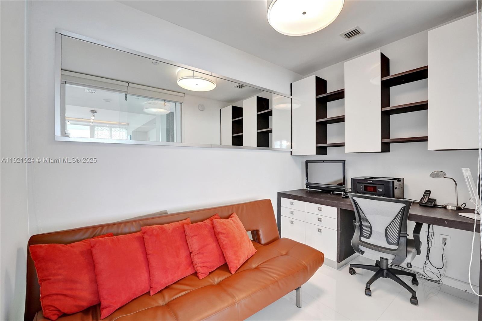 1601 3 / 4 2928 кв.футов $ 2025-11-27 0 Фото