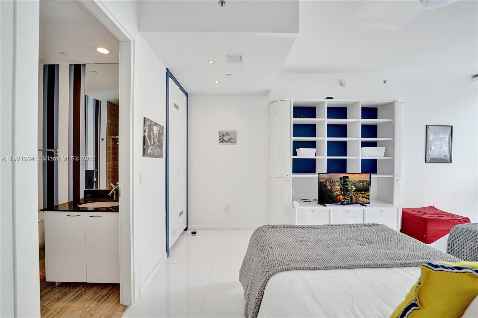 1601 3 / 4 2928 кв.футов $ 2025-11-27 0 Фото