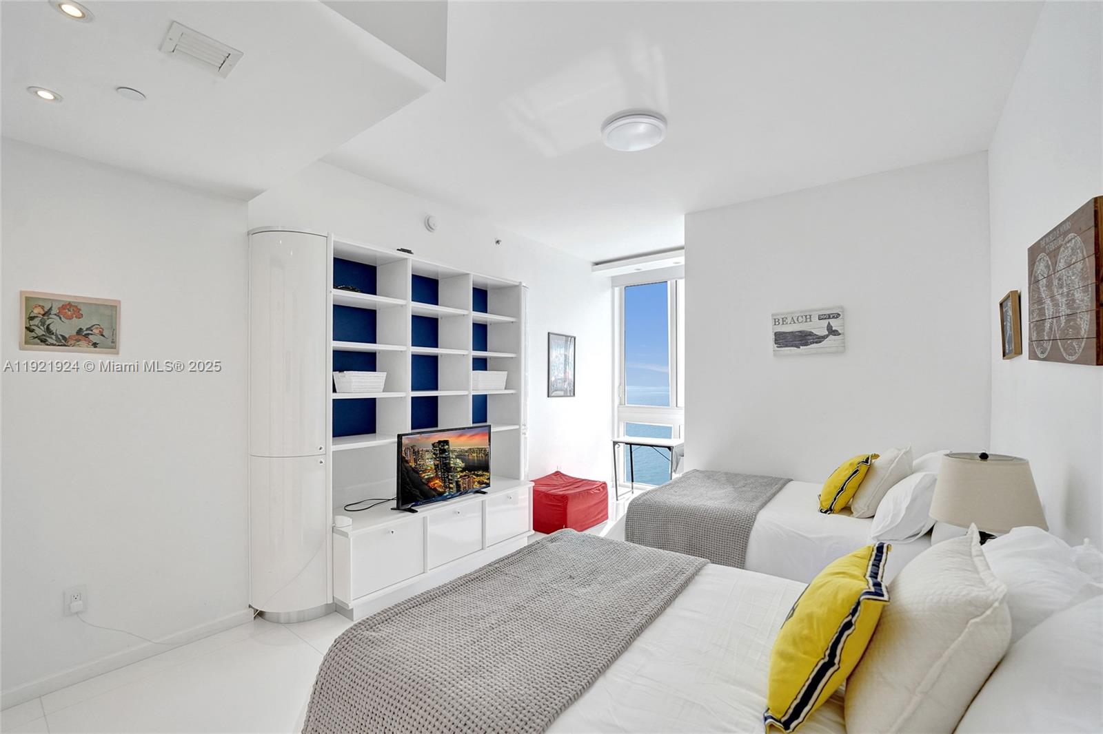 1601 3 / 4 2928 кв.футов $ 2025-11-27 0 Фото